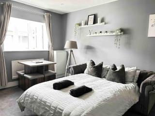 Spacious Southampton City Apartment with Courtyard - Southampton - 4