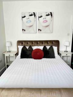 Spacious Southampton City Apartment with Courtyard - Southampton - 3