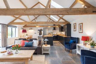 Luxury converted Barn, rural seclusion at foot of The Ridgeway, dog friendly - Woolstone - 0