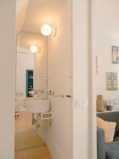 Cozy 1BR, Private Terrace & Pool – Estrela | By Airnest - Lissabon - 3
