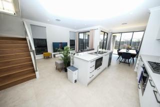 Brand new 5 bedroom house close to Rouse hill - Riverstone - 0