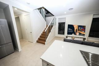 Brand new 5 bedroom house close to Rouse hill - Riverstone - 1