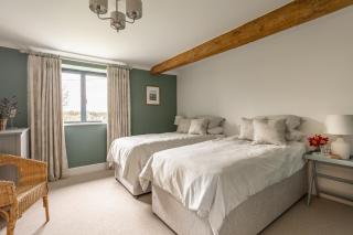 Luxury converted Barn, rural seclusion at foot of The Ridgeway, dog friendly - - 1