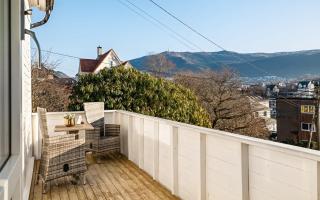 Peaceful Apartment with Balcony - Near Tram & Trails - Bergen - 6