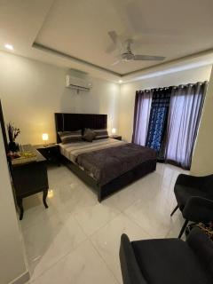 1 Bed Luxury Apartment with pool gym and cinema - 9