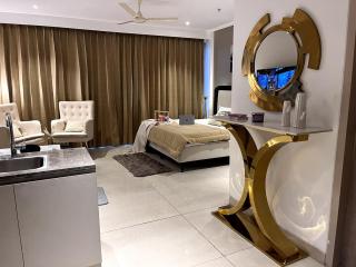 Luxe Jacuzzi Heaven Heights 12th Patio 2 - 2