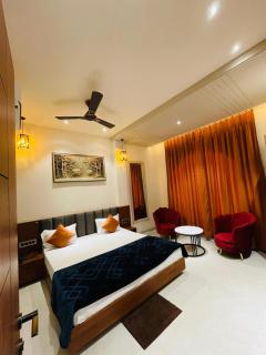 Hotel Nakshatra - - 5