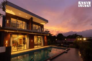 StayVista at Brick & Beam with Private Plunge Pool, Lawn, BBQ and Bonfire - Panchgani - 0