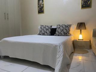 Chambre spacieuse avec serviettes et café offert - Dakar - 9