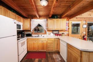 3 king bedrooms with hot tub, pool table, arcade game, great location! - Sevierville - 7