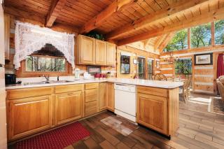 3 king bedrooms with hot tub, pool table, arcade game, great location! - Sevierville - 5