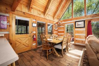 3 king bedrooms with hot tub, pool table, arcade game, great location! - Sevierville - 4