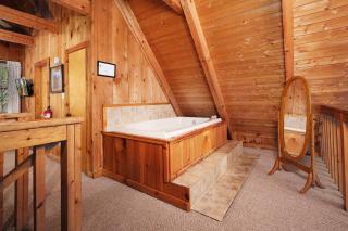 3 king bedrooms with hot tub, pool table, arcade game, great location! - Sevierville - 1
