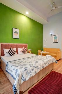 Comfy Stay Luxury Apartment Gaur city Mall - Ghaziabad - 5
