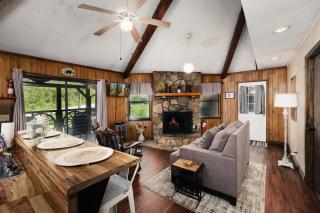 Pet friendly, hottub, sleeps 4, flat roads, GBurg! - Gatlinburg - 1