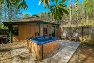Pet friendly, hottub, sleeps 4, flat roads, GBurg! - 3