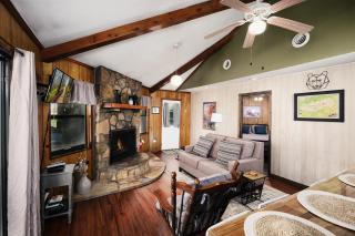 Pet friendly, hottub, sleeps 4, flat roads, GBurg! - 1