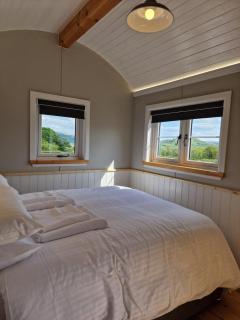 Long Meadow Shepherd Hut - - 9
