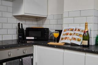 NEW! 1BR City Centre - FREE Parking, WiFi & Workspace - Sleeps 3 - 7