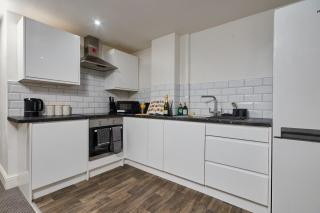 NEW! 1BR City Centre - FREE Parking, WiFi & Workspace - Sleeps 3 - 1