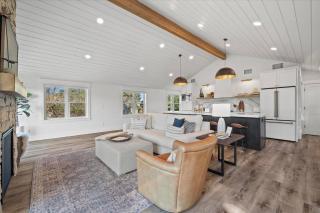 Designer Home w/ Lake Views+Walk to Downtown&Beach - Pewaukee - 3