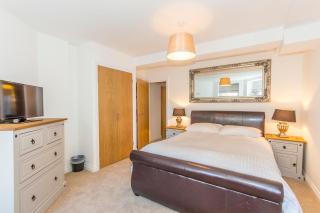 Luxury lower ground floor apartment street view - 9