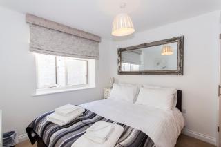 Luxury lower ground floor apartment walled area - 4