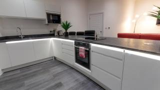 Luxury 1 bedroom top floor apartment - 4