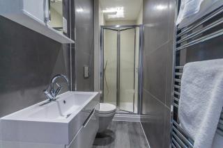 Luxury 1 bedroom top floor apartment - 2