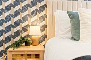 Furnished 6 BR - Parking, Monthly Stays - Leavesden Green - 4