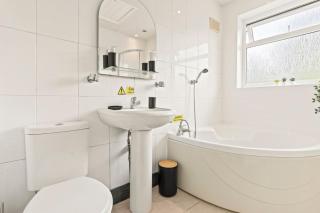 Furnished 6 BR - Parking, Monthly Stays - Leavesden Green - 3