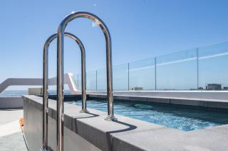 Sea Point Modern 2-Bed with Ocean Mountain Views - 5