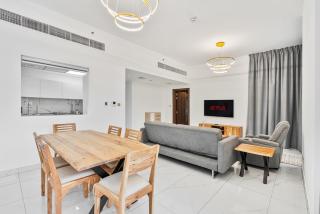 1BR Gem with Lake View Plus Pool and Gym Access - 3