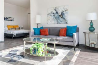 1BR City Loft With Modern Glass Views - Chicago - 9