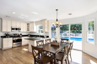 Red Creek Manor by RoveTravel Family 4BR w Grill & Pool - Hampton Bays - 6