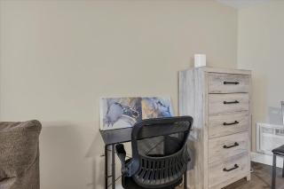 Queen Bed Modern Studio Apartment in Huntsville - 1