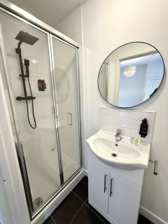 City Centre Embankment View Apartment Sleeps 3 - Cardiff - 6
