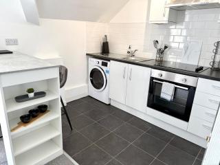 City Centre Embankment View Apartment Sleeps 3 - Cardiff - 4