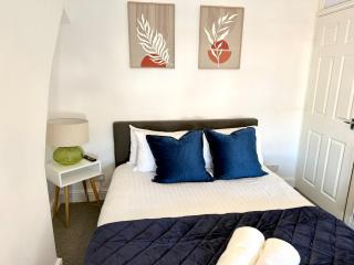 City Centre Embankment View Apartment Sleeps 3 - Cardiff - 3