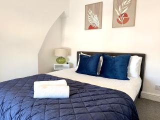 City Centre Embankment View Apartment Sleeps 3 - Cardiff - 1