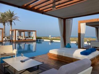 Fully furnished studio with balcony, shared infinity pool, gym and private parking - 3