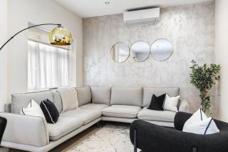 3 Min to Tube Station, Spacious Modern Home Sleeps 12 Adults London - Londra - 9