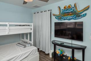 Partial Oceanview 4BR,3BA, Sleeps 12 Steps to Beach Oak Island - Oak Island - 7