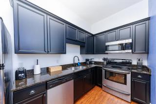 30A Modern Suite with King Bed, Parking, Pool and Balcony - 3