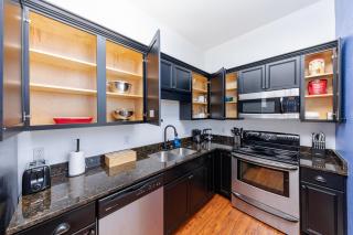 30A Modern Suite with King Bed, Parking, Pool and Balcony - 2