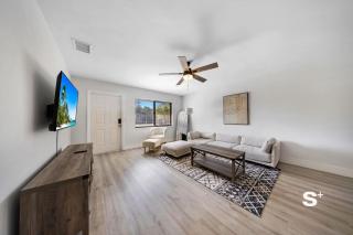 Lakeworth 2 Bedroom Home with Jacuzzi, Yard & Free Parking - Hypoluxo - 3