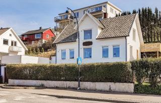 Awesome Apartment In Farsund With House Sea View - Farsund - 0
