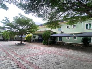 Milestone Hotel and Suites - Mama - 0