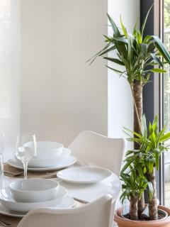 Modern Hoxton 2 Bed, 2 Bath Apartment with Balcony Sleeps 6 - 1