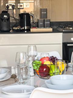 Modern Hoxton 2 Bed, 2 Bath Apartment with Balcony Sleeps 6 - 3